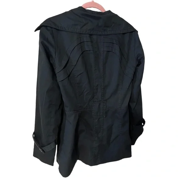 A Vero Moda jacket in size medium - Picture 6 of 6